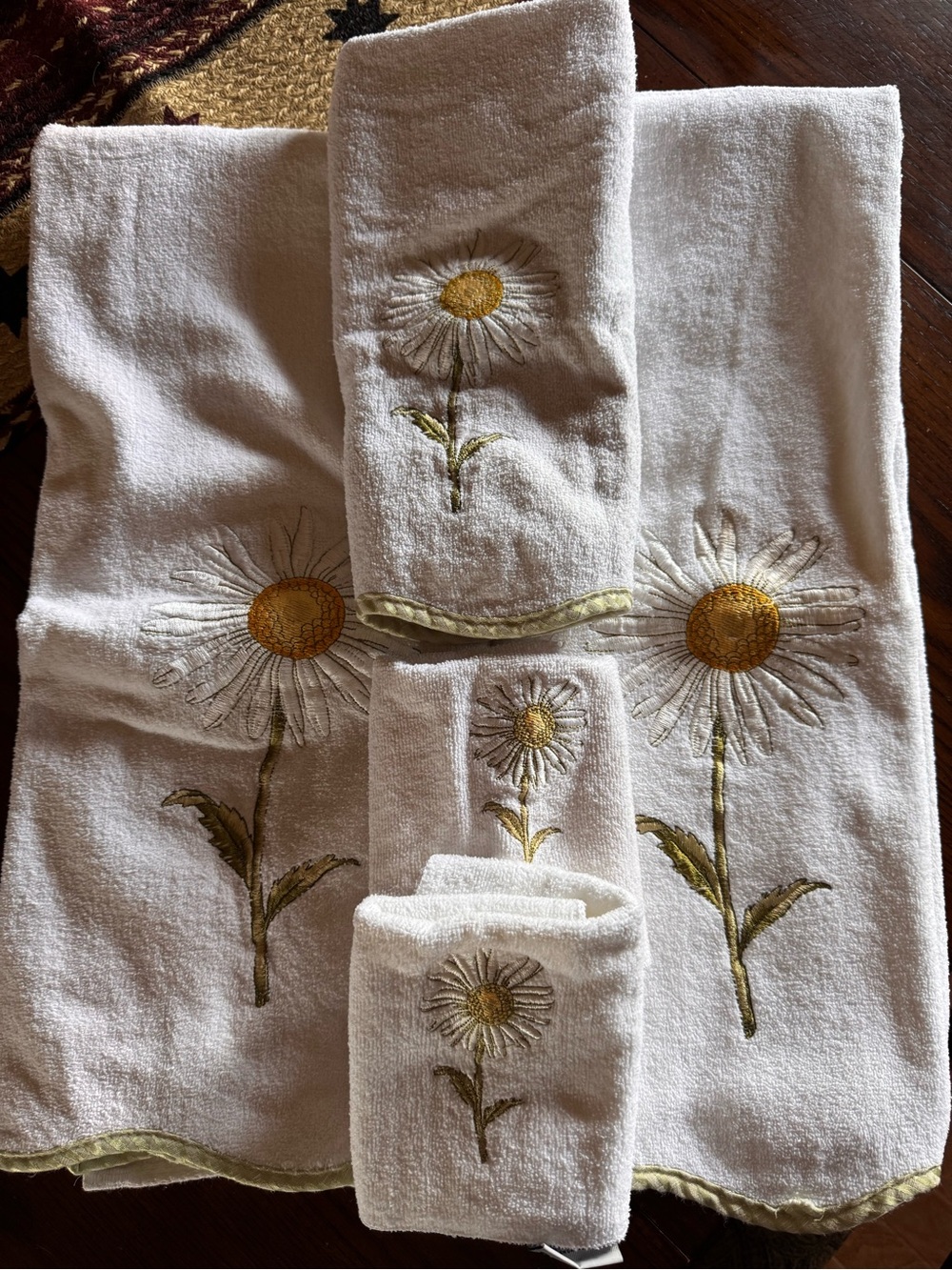 Daisy Embroidered White Cotton Towel Set
